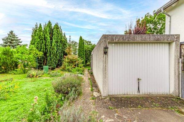 Garage an der rechten Grundstücksgrenze