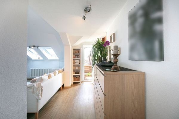 Blick zu Wohnbereich und Balkon