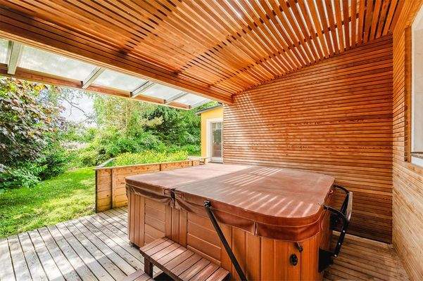 Der Jacuzzi auf der hinteren Terrasse