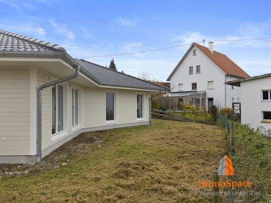 Blick in den Garten des Bungalows