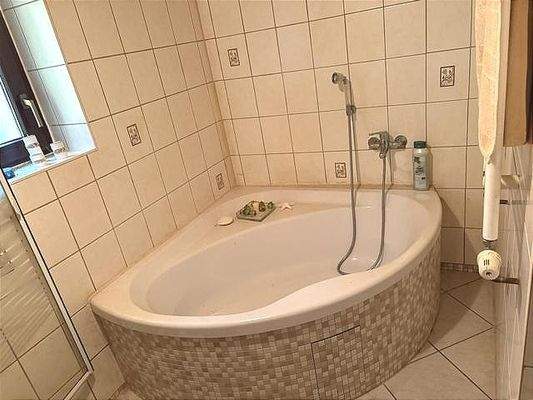 Bad mit Wanne und Dusche