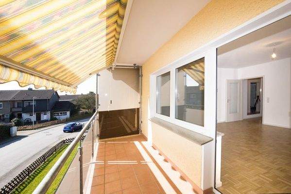 Sonnenbalkon mit Blick ins Wohnzimmer