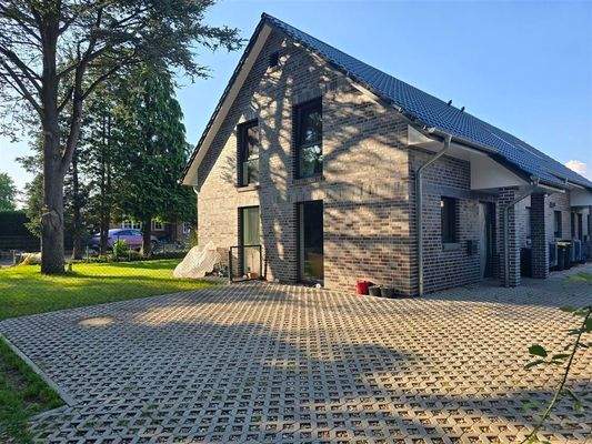 Außenansicht mit 2 Stellplätzen