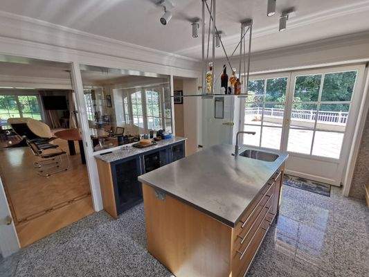 EG: Moderne Küche mit Zugang zur Terrasse