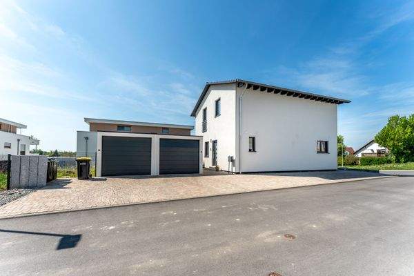 Doppelgarage mit Wallbox und großem Hinterraum
