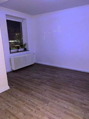 Leeres Zimmer mit Fenster