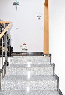 Aufgang Dachgeschoss mit zwei Wohnungen