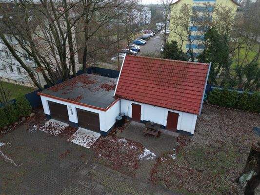 Doppelgarage und Nebengebäude
