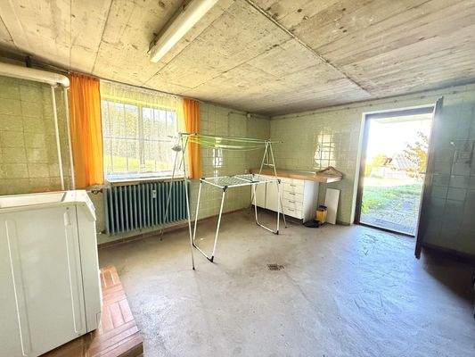 KG: Waschküche mit Gartenzugang