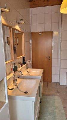 Bad mit Dusche und Badewanne