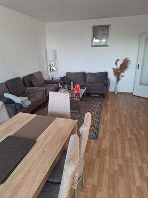 Wohnzimmer mit Esstisch