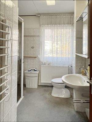 Tageslicht-Bad mit Dusche im 1. OG