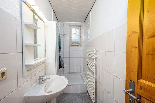 Bad mit Dusche und Fenster EG