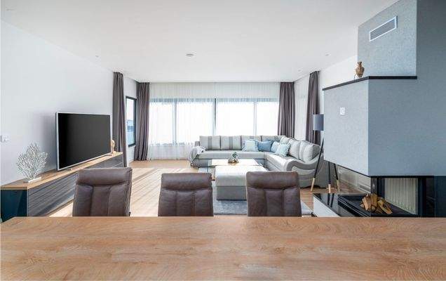 Küche/Wohnbereich mit Kamin