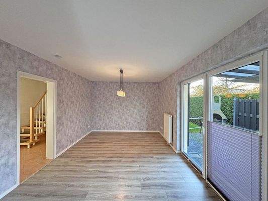 Wohnzimmer mit Zugang zur Terrasse