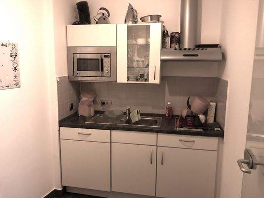 Kleine Einbauküche im 2. OG