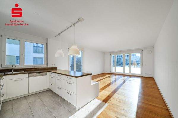 Lichtdurchfluteter Wohn-Essbereich