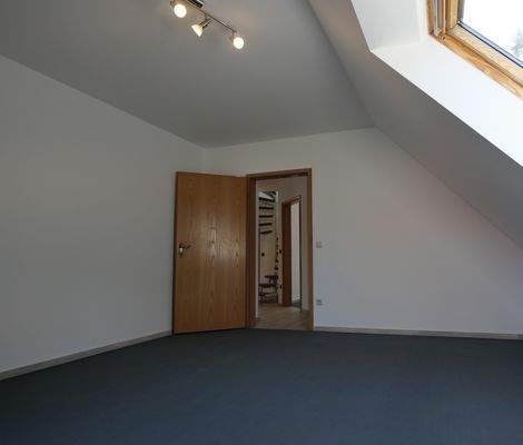Zimmer 1 Obergeschoss mit Balkonzugang