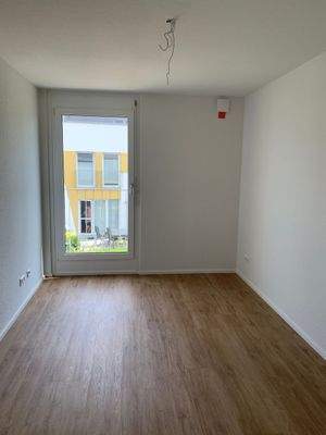 Leeres Zimmer mit Fenster