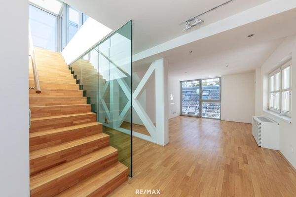 Wohnbereich mit Fensterfront.