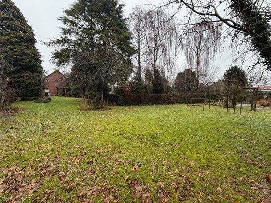 Garten mit Blick zum Haus (4)