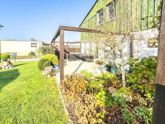 Die Terrasse samt Sichtschutz