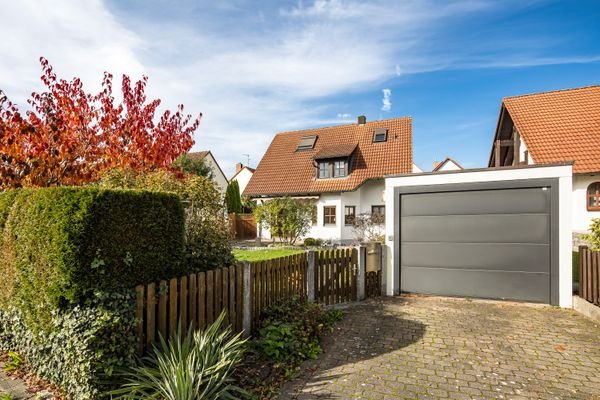 Vorderansicht des Hauses mit Garage