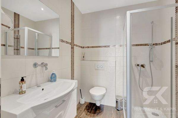 Gäste Bad mit Dusche Gebäude links