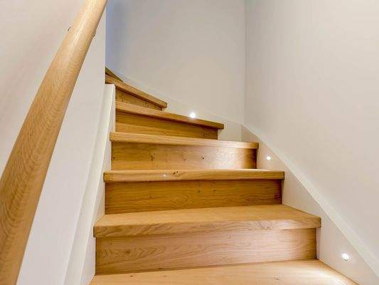 Treppenaufgang beleuchtet.jpg