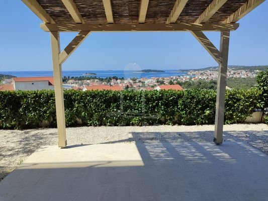 raumhafte Maisonette in Rogoznica: lediglich 230 m zum Meer