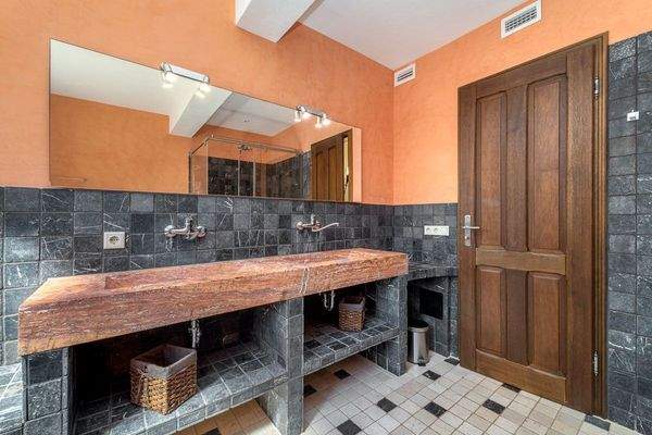 Eines von 4 Badezimmern