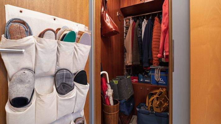 Garderobenschrank neben WC unten rechts