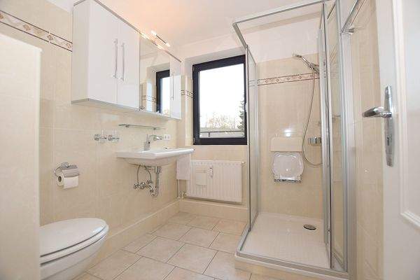 Das modernisierte Bad ist geschmackvoll und zeitlos