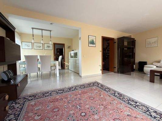 Wohnzimmer mit Esszimmer