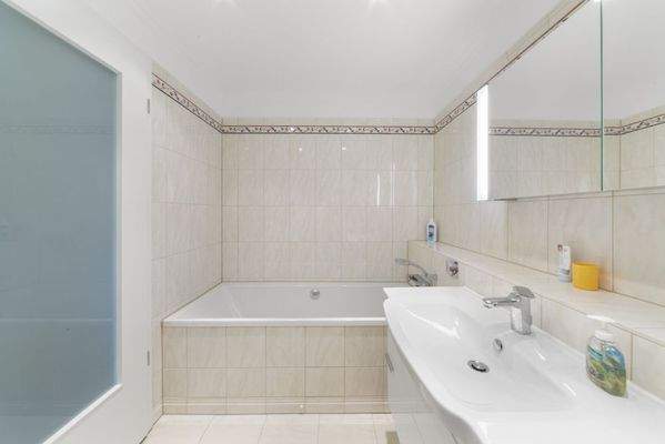 En Suite Bad mit Dusche, Wanne, Fußbodenheizung und Handtuchtrockner