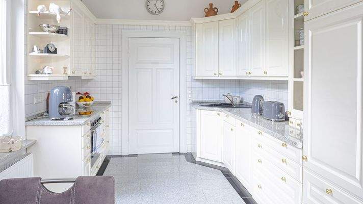 Küche (mit Durchgang zur Diele)