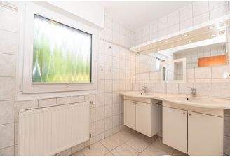 Badezimmer mit Wanne