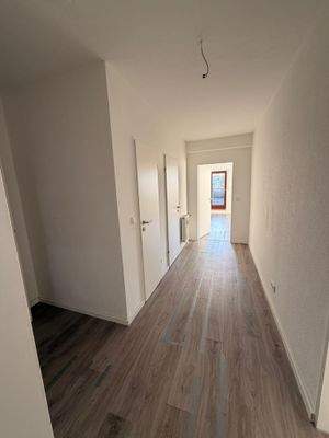 Langer Flur mit Holzboden