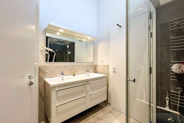 2. Badezimmer mit Dusche und Dampfbadfunktion