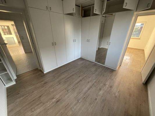 Zimmer im EG mit Schrankwand