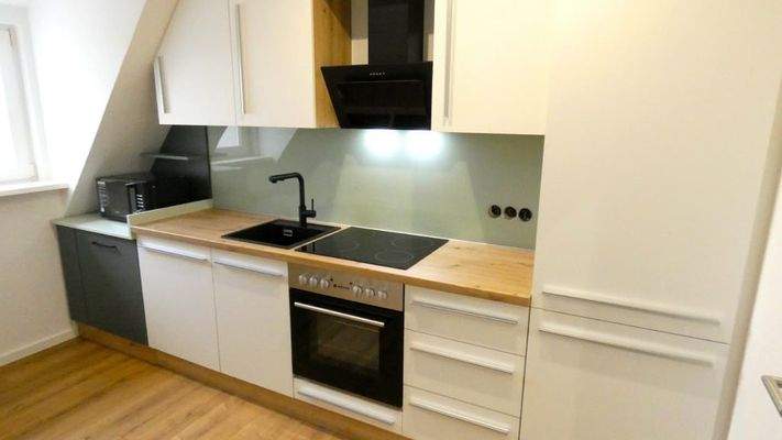 moderne Einbauküche mit E-Geräten