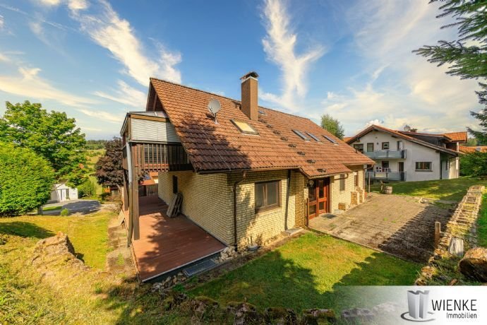 *RESERVIERT* Mehrparteienhaus mit 3 Einheiten, Zwei Wohnungen und eine Gewerbeeinheit in Titisee-Neustadt, Zweifamilienhaus kaufen