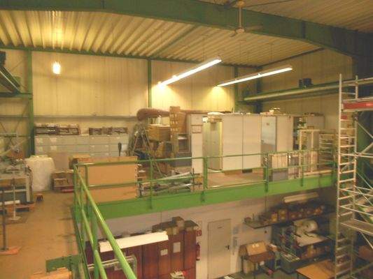 Lager- und Arbeitsbühne, Garderobe, Umkleiden