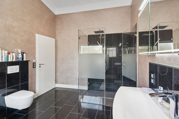 riesige bodengleiche Dusche im Bad en Suite