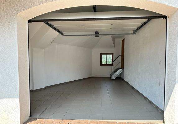 Einzelgarage mit Zugang zur Wohnung.... 