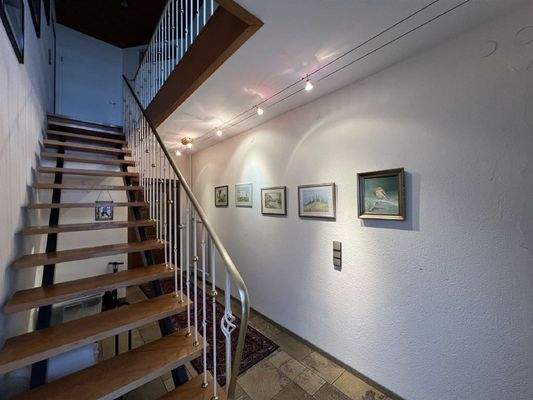 Lichte Holztreppe ins OG