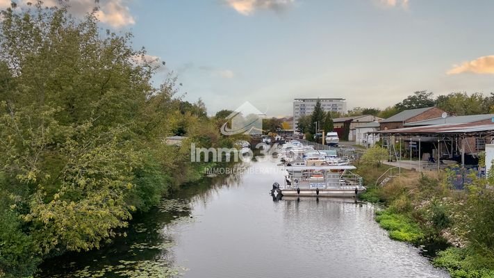 am Oder-Spree-Kanal gelegen