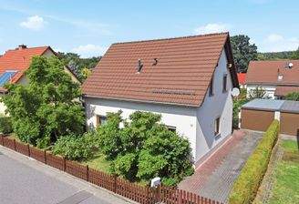 Straßenansicht mit Vorgarten