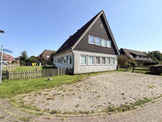 Vorderansicht und Parkflächen