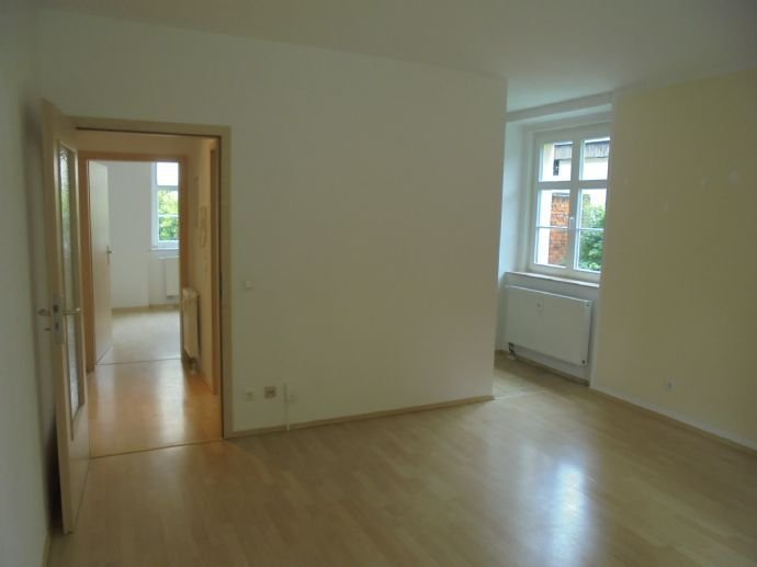 SOLIDE 3-Raum- Wohnung mit Balkon und Laminat in beliebter Lage